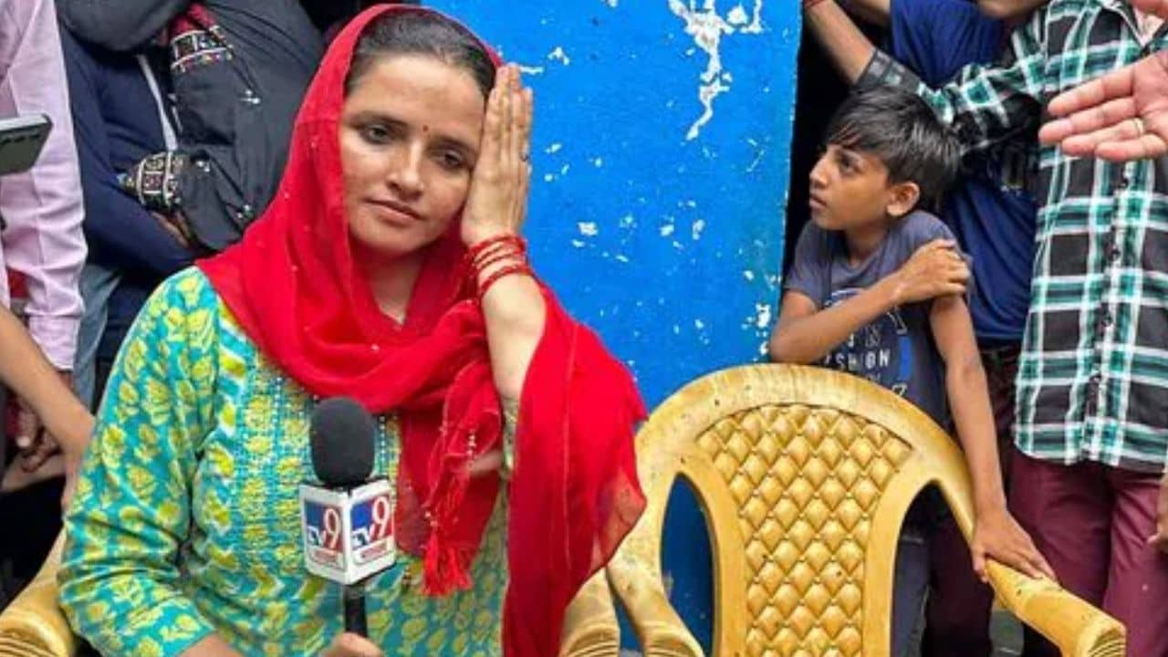 Seema Haider: আমি হিন্দু ধর্ম গ্রহণ করেছি, মোদী-যোগীর কাছে দেশে থেকে যাওয়ার কাতর আর্জি ভারতের বউমা সীমার