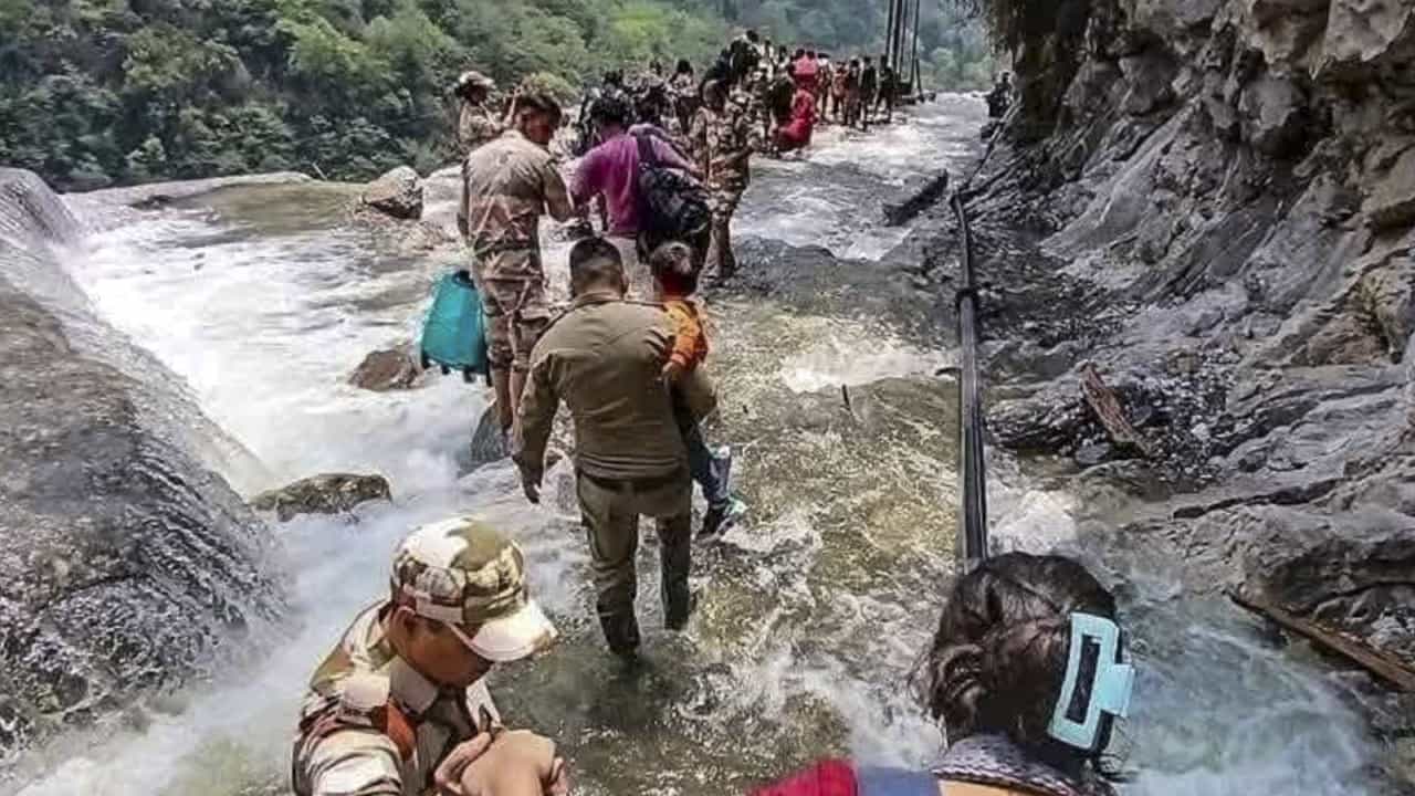 Sikkim: ফের প্রকৃতির রুদ্ররোষে সিকিম! প্রবল বৃষ্টিতে ধসের পর ধস, লাচেন ও লাচুংয়ে আটকে হাজেরেরও বেশি পর্যটক Sikkim: ফের প্রকৃতির রুদ্ররোষে সিকিম! প্রবল বৃষ্টিতে ধসের পর ধস, লাচেন ও লাচুংয়ে আটকে হাজেরেরও বেশি পর্যটক