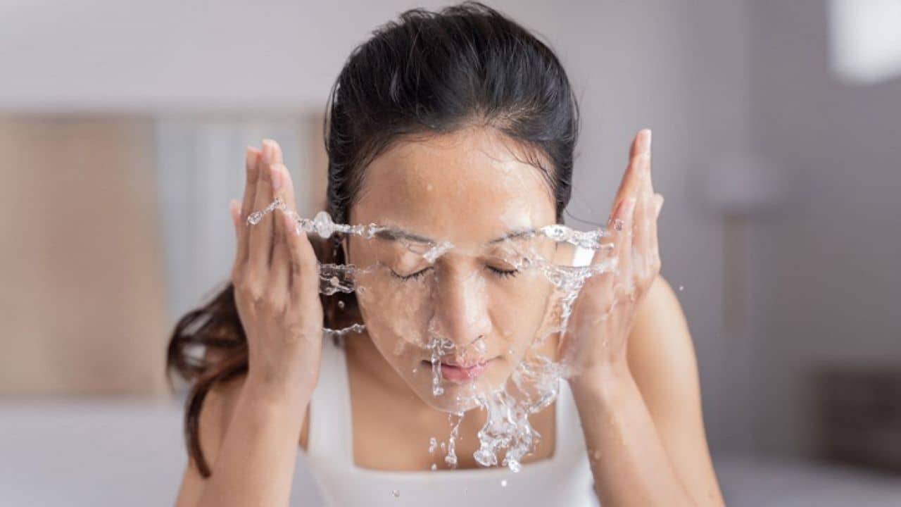 এসব জলে ফেলে জাস্ট গুলিয়ে নিন, চোখে-মুখে ঝাপটা দিলেই ত্বক চকচকে