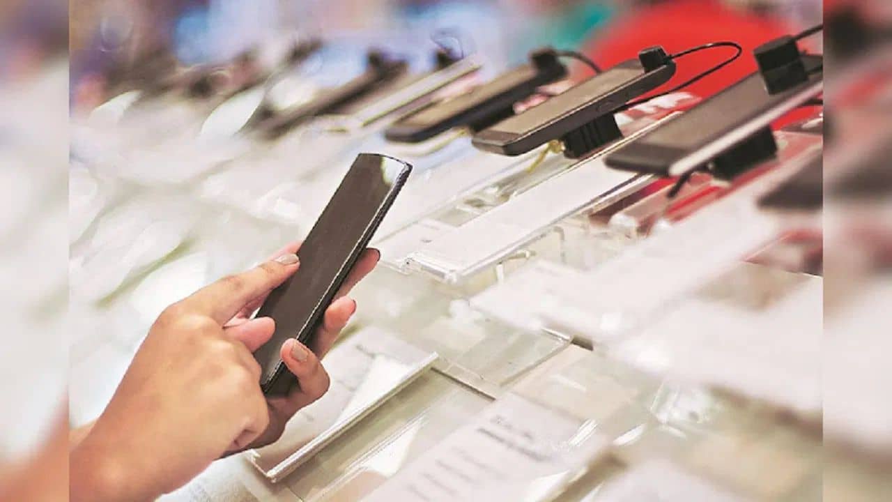 Smartphone exports: ভারতের এক ফুঁতেই উড়ে যাচ্ছে চিন, বিশ্ব বাজারে মোবাইল রফতানিতে নতুন রাজা ভারত