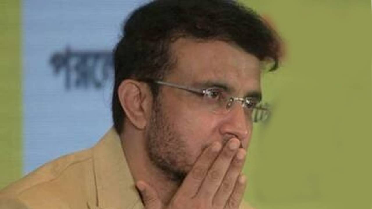 Sourav Ganguly: নিজের বাড়িতে হাতজোড় করে সৌরভ বললেন, আমাকে এসবের মধ্যে জড়াবেন না