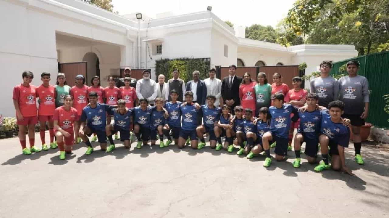 Indian Football: মিশন অলিম্পিক-ফুটবল বিশ্বকাপ, টিভি নাইনের উদ্যোগে আপ্লুত দেশের ক্রীড়ামন্ত্রী মনসুখ মান্ডব্য Indian Football: মিশন অলিম্পিক-ফুটবল বিশ্বকাপ, টিভি নাইনের উদ্যোগে আপ্লুত দেশের ক্রীড়ামন্ত্রী মনসুখ মান্ডব্য