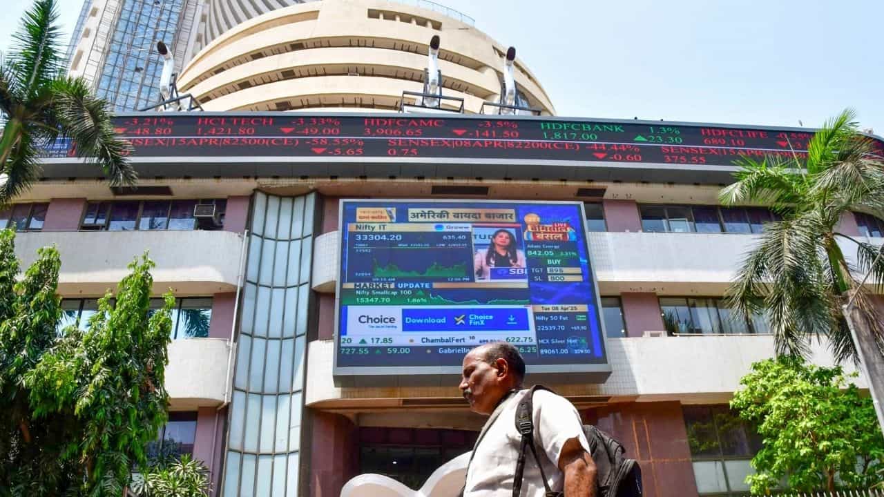 Share Market: দালাল স্ট্রিটে ঝড়, এক লাফেই ১০০০ পয়েন্ট বাড়ল সেনসেক্স, হাসি ফুটল বিনিয়োগকারীদের মুখে Share Market: দালাল স্ট্রিটে ঝড়, এক লাফেই ১০০০ পয়েন্ট বাড়ল সেনসেক্স, হাসি ফুটল বিনিয়োগকারীদের মুখে
