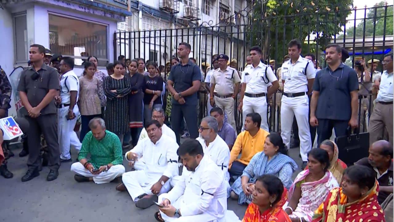 Sukanta Majumdar in Bhawani Bhawan: মুর্শিদাবাদের ঘরছাড়াদের সঙ্গে নিয়ে সটান হাজির সুকান্তরা, রাজীবকে না পেয়ে ভবানী-ভবনের সামনেই বসে রয়েছেন তাঁরা