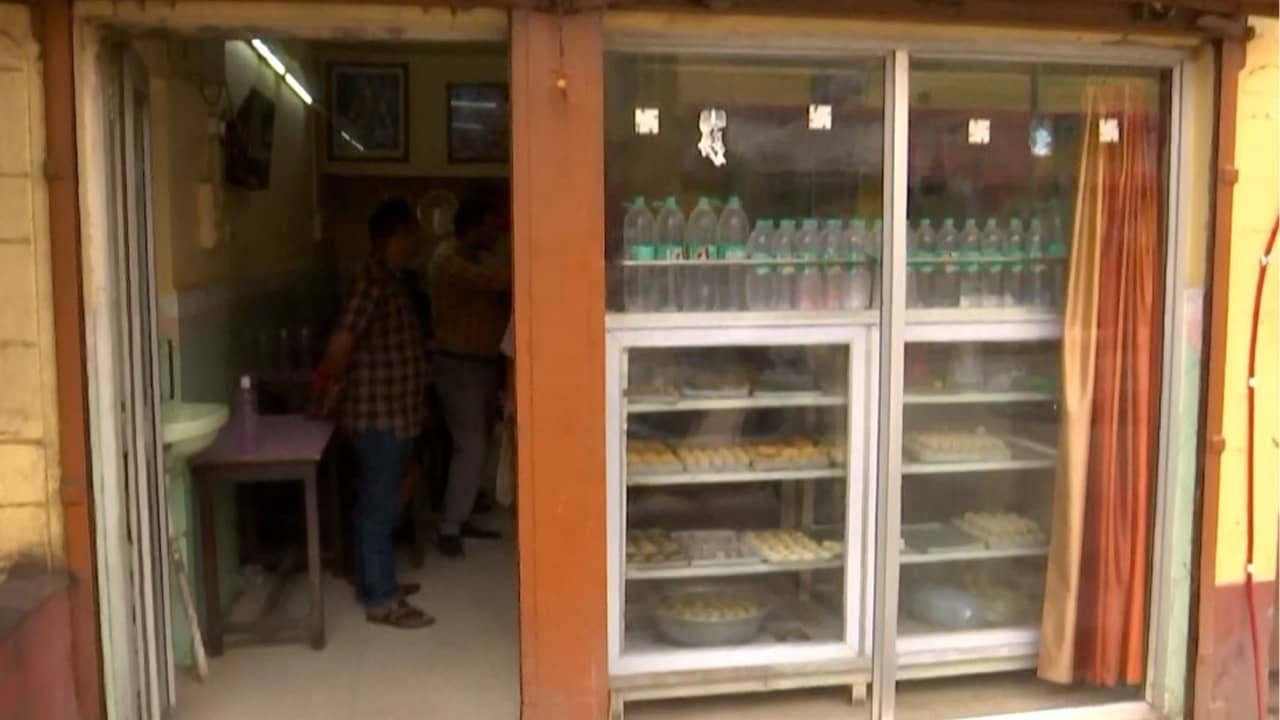 Murshidabad Unrest: এ কেমন নববর্ষ! মিষ্টির দোকান খুলল, মিষ্টি কেনার লোক নেই ধুলিয়ানে