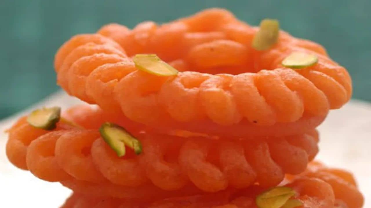 সহজে ঘরেই বানান অমৃতি, প্লেটে রাখলেই জিভে জল