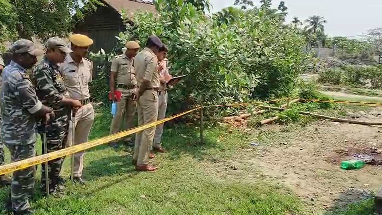 Belgharia Murder: ফের খুন বেলঘরিয়ায়! সারারাত পার্টি অফিসের সামনে পড়ে রইল কাউন্সিলরের ছায়াসঙ্গীর দেহ Belgharia Murder: ফের খুন বেলঘরিয়ায়! সারারাত পার্টি অফিসের সামনে পড়ে রইল কাউন্সিলরের ছায়াসঙ্গীর দেহ