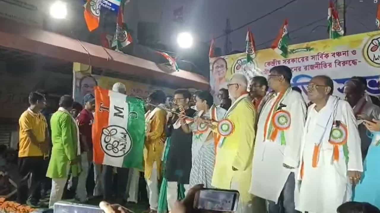 TMC Joining: সম্প্রীতি সভায় বিজেপি-সিপিএম ছেড়ে তৃণমূলের পতাকা হাতে নিলেন ৮০০ জন TMC Joining: সম্প্রীতি সভায় বিজেপি-সিপিএম ছেড়ে তৃণমূলের পতাকা হাতে নিলেন ৮০০ জন