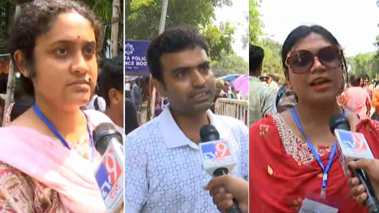 Recruitment Scam: 'তিনি একবার বলে ফেলেছিলেন...', নেতাজি ইন্ডোরে মুখ্যমন্ত্রীর বলে ফেলা কোন 'শব্দবন্ধে' বাইরে বেরিয়ে ক্ষোভে ফুঁসছেন চাকরিহারারা? Recruitment Scam: 'তিনি একবার বলে ফেলেছিলেন...', নেতাজি ইন্ডোরে মুখ্যমন্ত্রীর বলে ফেলা কোন 'শব্দবন্ধে' বাইরে বেরিয়ে ক্ষোভে ফুঁসছেন চাকরিহারারা?