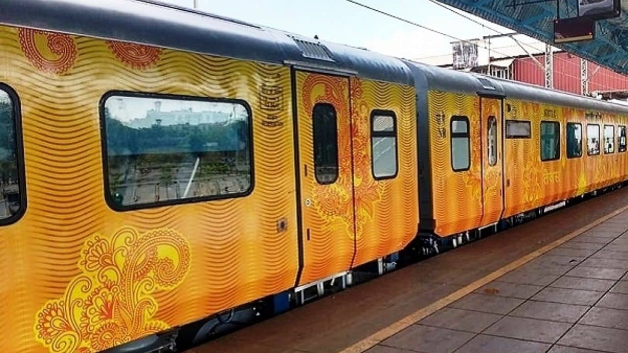 Railways: টিকিটের সঙ্গে বিমা ফ্রি, লেট করলেই পাবেন ক্ষতিপূরণ! এই ট্রেনে চড়লে বিমানে উঠতে চাইবেন না