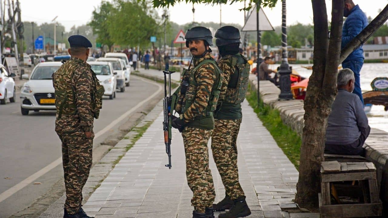 অনুপ্রবেশের অপেক্ষায় ১০০-রও বেশি জঙ্গি! পহেলগাঁওয়ের ধাঁচেই হামলার ছক পুলিশ-রেলের উপরে, খবর গোয়েন্দা সূত্রে