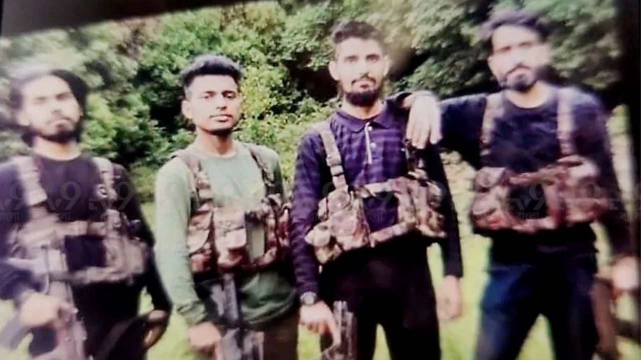J&K Terror Attack: কাশ্মীরে কোনওদিন হাত পড়েনি পর্যটকদের উপরে, এবারই কেন নিশানায় তারা? উত্তর দিল জঙ্গিরাই J&K Terror Attack: কাশ্মীরে কোনওদিন হাত পড়েনি পর্যটকদের উপরে, এবারই কেন নিশানায় তারা? উত্তর দিল জঙ্গিরাই