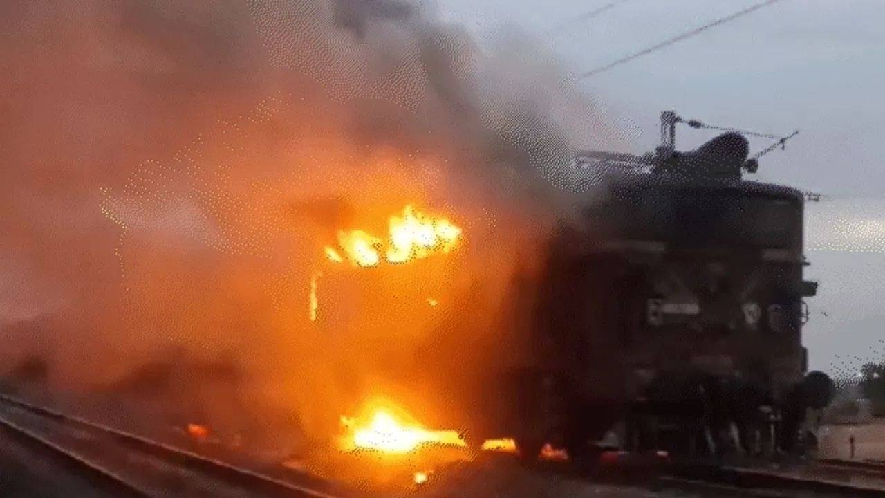 চলন্ত ট্রেনের ইঞ্জিনে ধরে গেল আগুন, আতঙ্কে পাশের ট্র্যাকে ঝাঁপ যাত্রীদের, সেখানেই আবার আসছিল ট্রেন! তারপর....