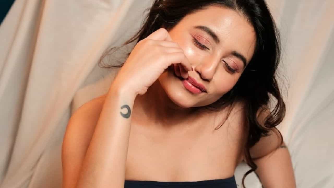দুপুরে মাংস-ভাত খেয়ে ঘুম, জন্মদিনে আর কী করছেন স্বস্তিকা? দুপুরে মাংস-ভাত খেয়ে ঘুম, জন্মদিনে আর কী করছেন স্বস্তিকা?