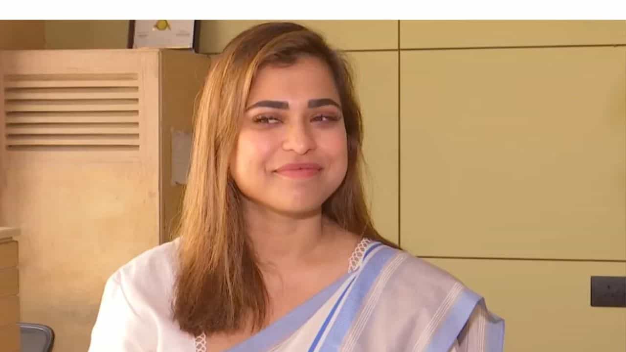 মাঝরাতে শ্রেয়ার বাড়িতে পৌঁছালেন সৃজিত, কী কাণ্ড ঘটল? মাঝরাতে শ্রেয়ার বাড়িতে পৌঁছালেন সৃজিত, কী কাণ্ড ঘটল?