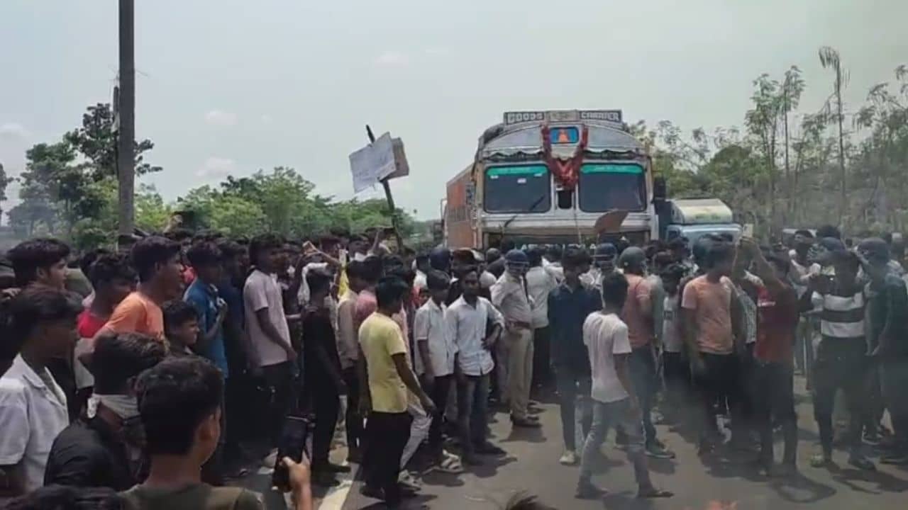 Wakaf law protest in Suti: জঙ্গিপুরের পর এবার সুতি, আগুন জ্বালিয়ে ওয়াকফ আইনের প্রতিবাদে আন্দোলন প্রতিবাদীদের