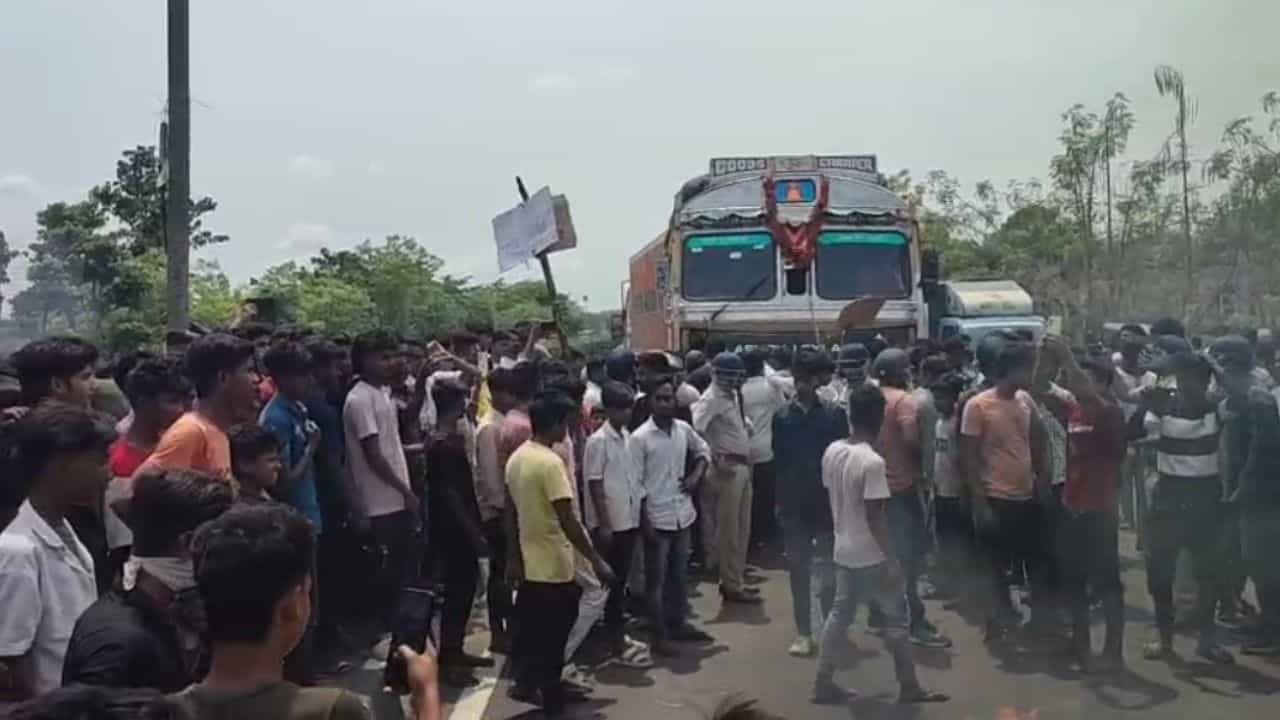 Wakaf law protest in Suti: জঙ্গিপুরের পর এবার সুতি, আগুন জ্বালিয়ে ওয়াকফ আইনের প্রতিবাদে আন্দোলন প্রতিবাদীদের Wakaf law protest in Suti: জঙ্গিপুরের পর এবার সুতি, আগুন জ্বালিয়ে ওয়াকফ আইনের প্রতিবাদে আন্দোলন প্রতিবাদীদের