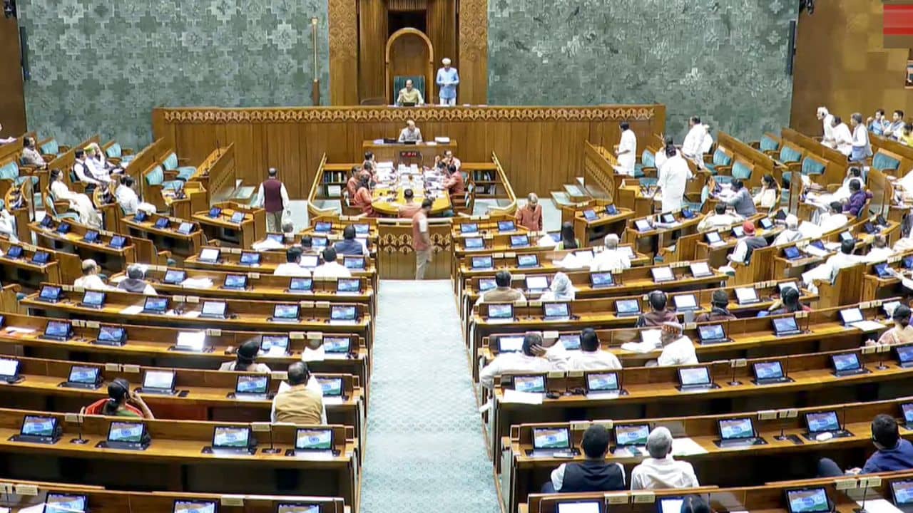 Waqf Bill: ওয়াকফ বিল নিয়ে আজ উত্তপ্ত হতে পারে লোকসভা, প্রস্তুত বিরোধীরা, হুইপ জারি বিজেপির