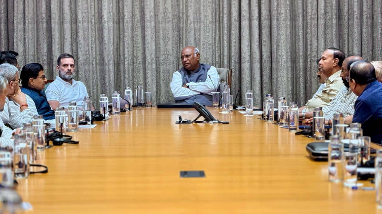 Waqf Bill: কংগ্রেস-তৃণমূলকে এক বৈঠকে আনল ওয়াকফ বিল, বুধে উত্তপ্ত হতে পারে লোকসভা