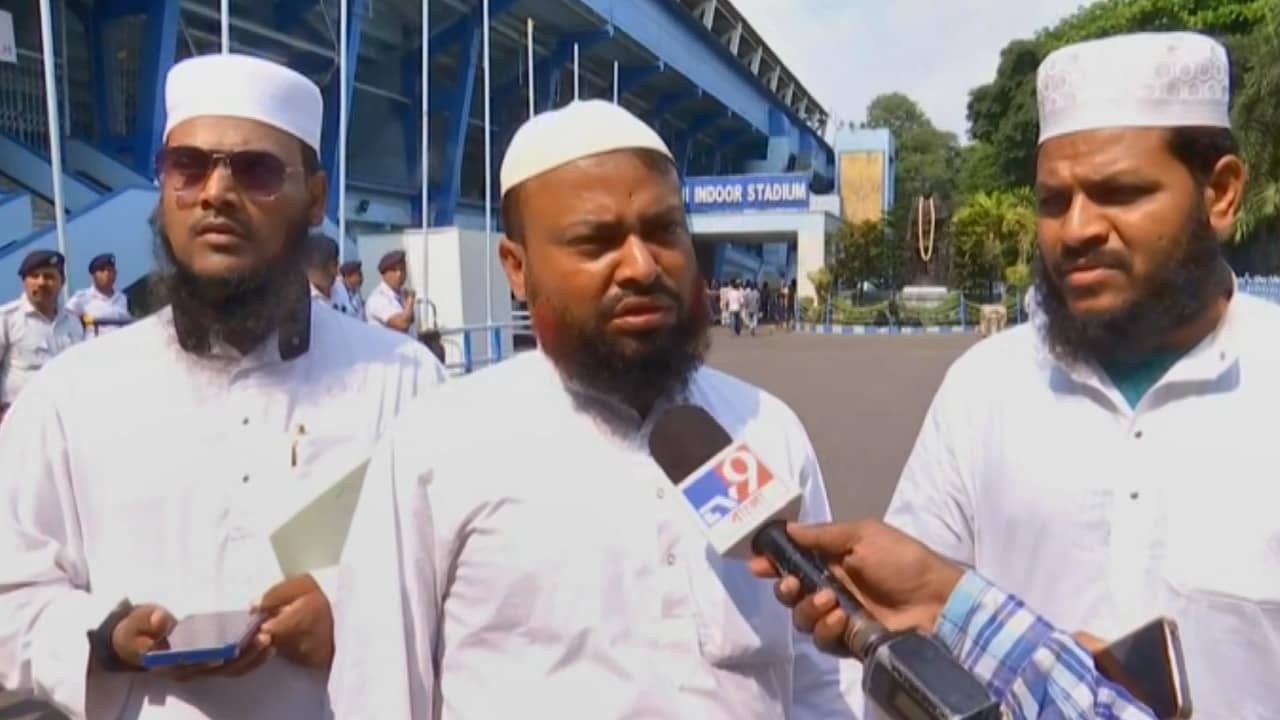 Waqf Meeting: ওয়াকফ অশান্তির মধ্যেই মেগা বৈঠকে মমতা, নেতাজি ইন্ডোরে দাঁড়িয়ে ইমামরা বলছেন, ‘শান্তি চাই’