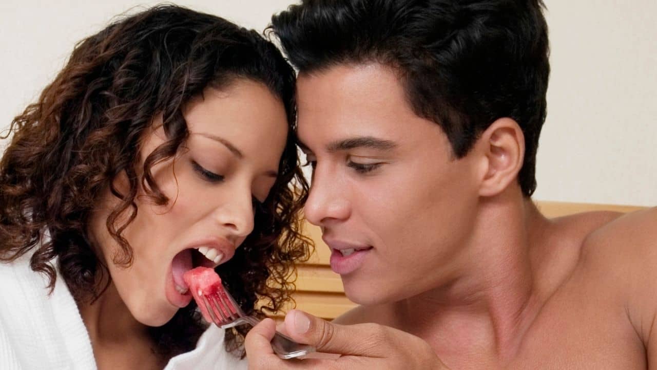 তরমুজেই বাড়বে আদরের তেজ! সঙ্গীর কাছে সিংহ হতে এই কায়দায় খেয়ে দেখুন