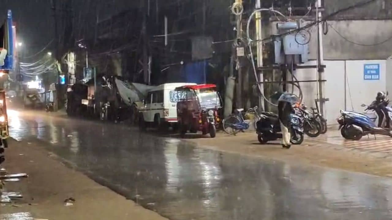 Weather Update: অক্ষরে-অক্ষরে মিলল পূর্বাভাস, কলকাতা সহ জেলায়-জেলায় ঝড়-বৃষ্টি