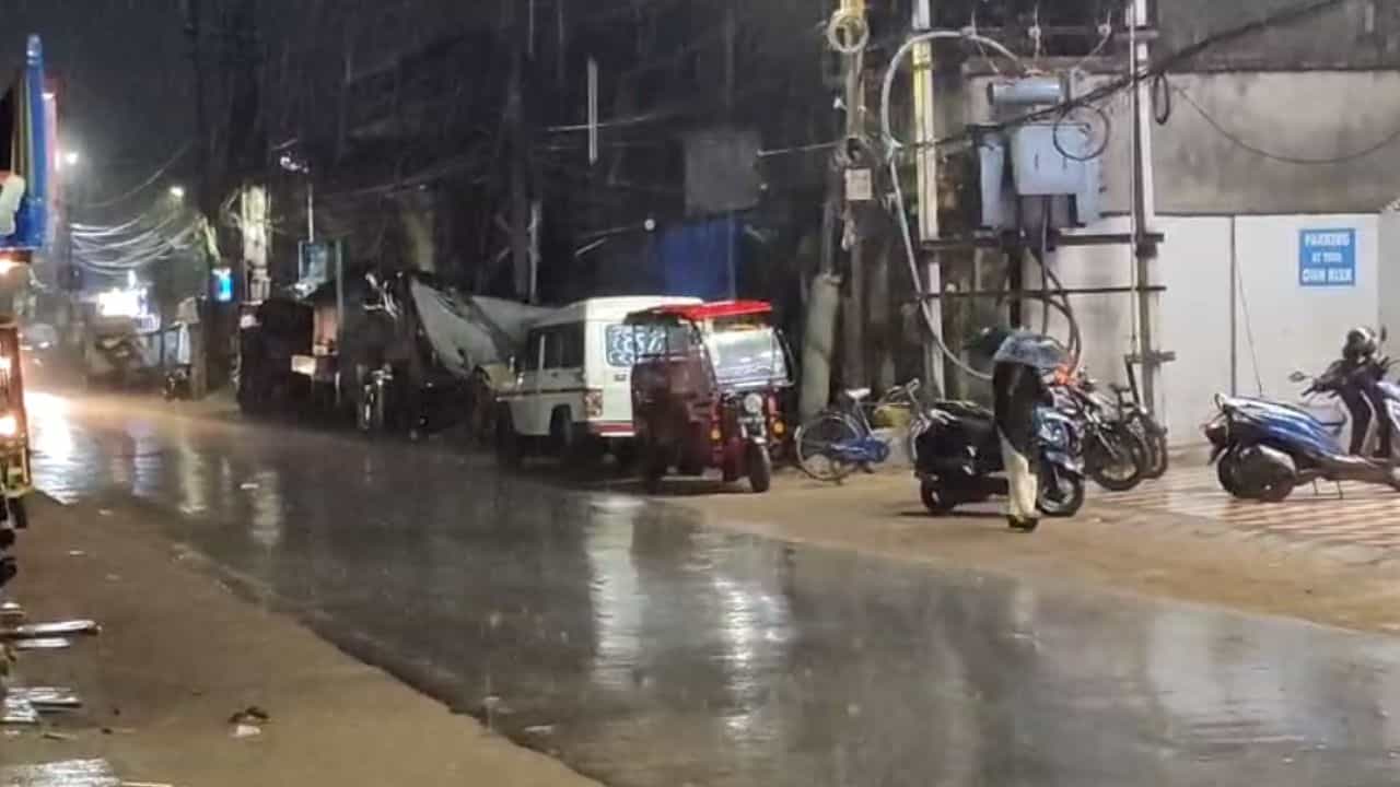Weather Update: অক্ষরে-অক্ষরে মিলল পূর্বাভাস, কলকাতা সহ জেলায়-জেলায় ঝড়-বৃষ্টি Weather Update: অক্ষরে-অক্ষরে মিলল পূর্বাভাস, কলকাতা সহ জেলায়-জেলায় ঝড়-বৃষ্টি