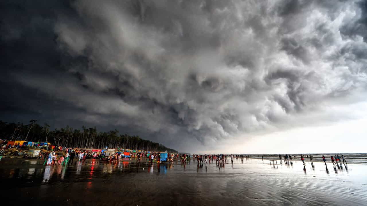 Bengal Weather: তীব্র দাবদহের মাঝেই রাতভর বৃষ্টির ‘সার্জিক্যাল স্ট্রাইক’! ৫ ডিগ্রি কমে গেল তাপমাত্রা Bengal Weather: তীব্র দাবদহের মাঝেই রাতভর বৃষ্টির ‘সার্জিক্যাল স্ট্রাইক’! ৫ ডিগ্রি কমে গেল তাপমাত্রা