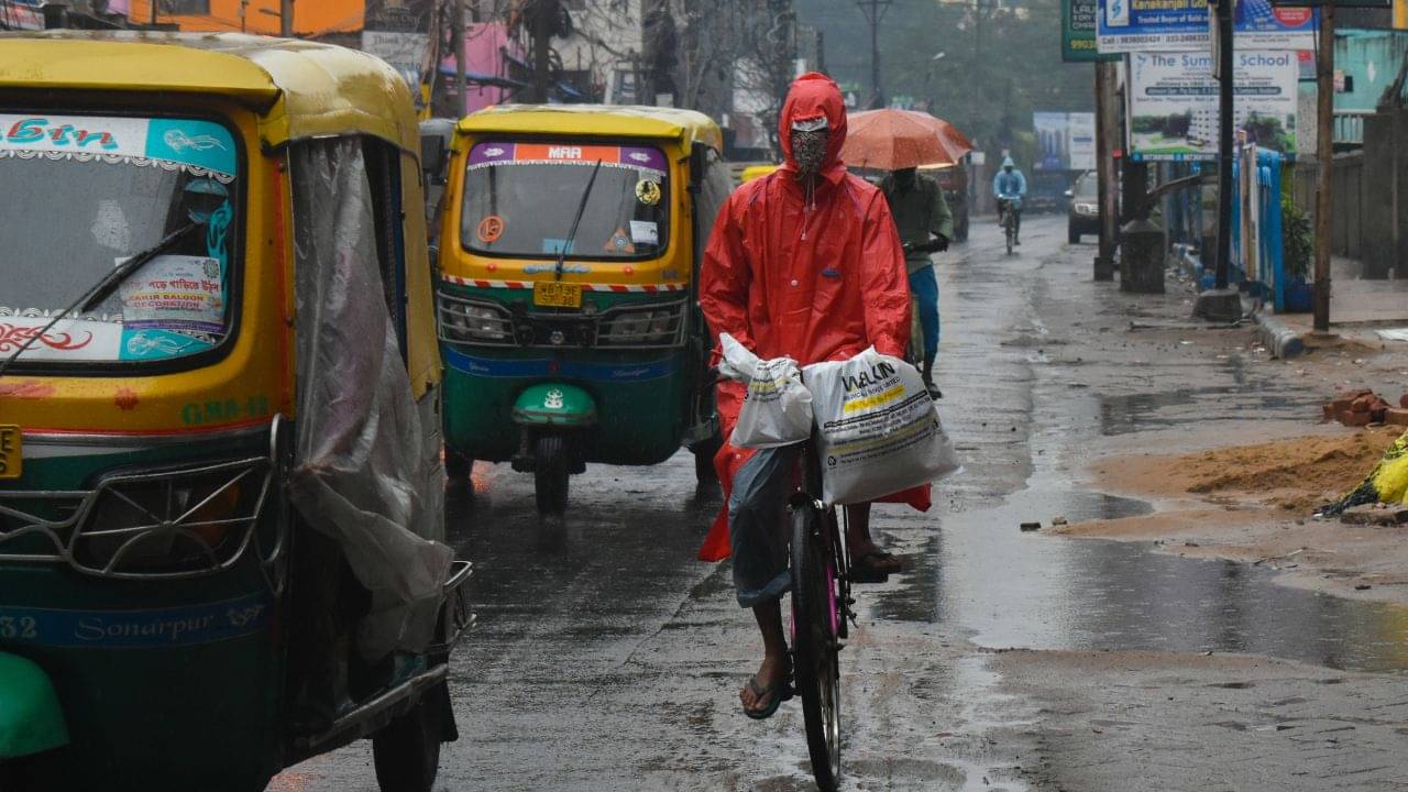 Kalbaisakhi: চার-ছক্কায় ঝাঁঝাল ইনিংস কালবৈশাখীর, বৃষ্টির দাপট আর কতদিন? কী বলছে হাওয়া অফিস