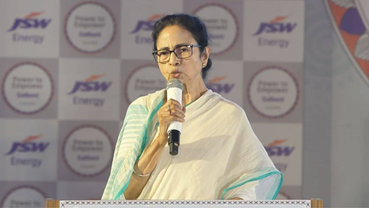 CM Mamata Banerjee: ‘সময়টা টাকা ইনকামের নয়’, কালোবাজারি রুখতে কড়া বার্তা মমতার