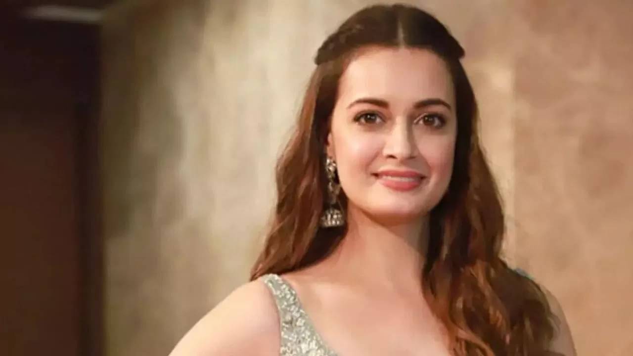 দিয়ার বিয়ের পোশাক নিলামে, দ্বিতীয়বার কোন ভুল আর করলেন না নায়িকা?