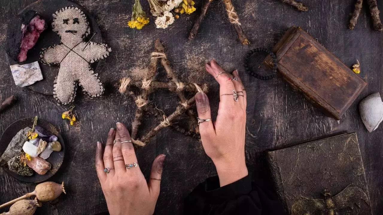 আপনার পরিবার ব্ল্যাক ম্যাজিকের শিকার? কী উপায় মুক্তি পাবেন জেনে নিন