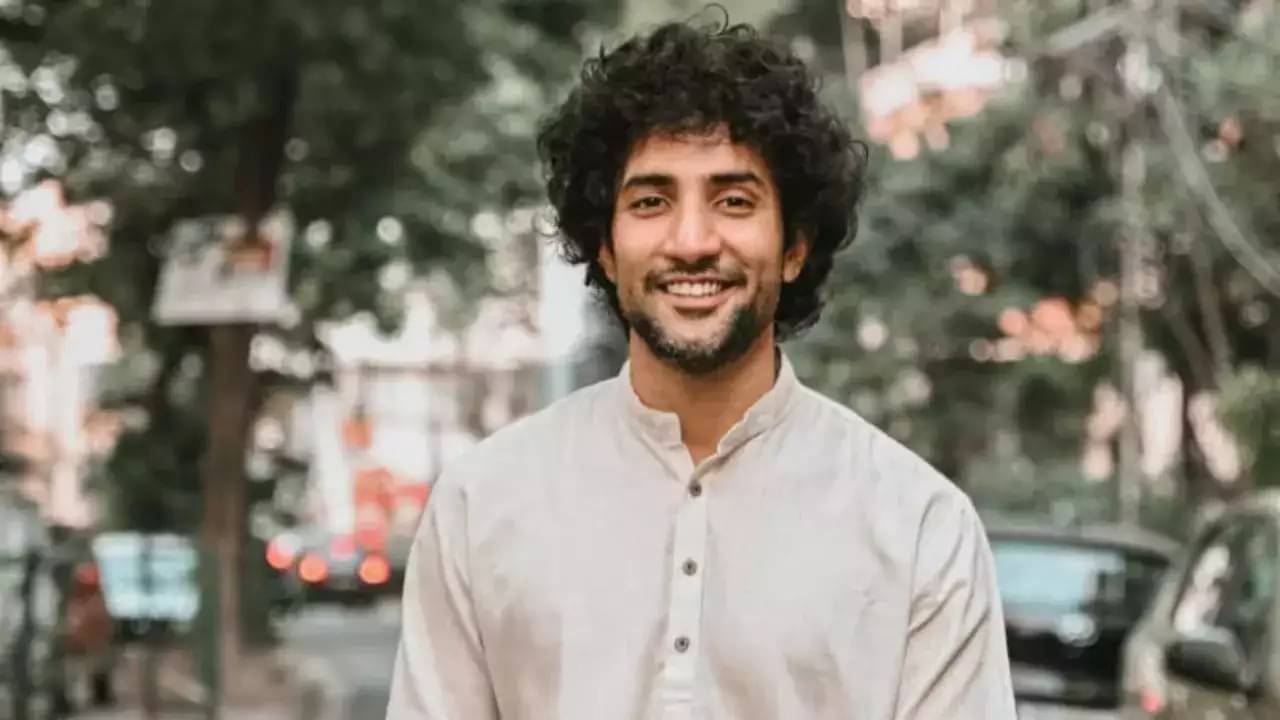 মায়ের শিক্ষকতার চাকরি জোগাড় করে দিয়েছিলেন ঋষভ...