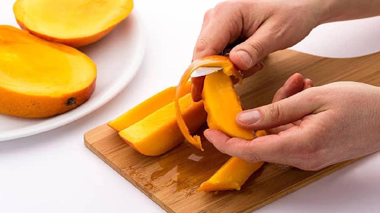 আসছে আমের সিজন, এবার খেয়ে নয়, প্যাক বানিয়ে ফেরান ত্বকের জেল্লা