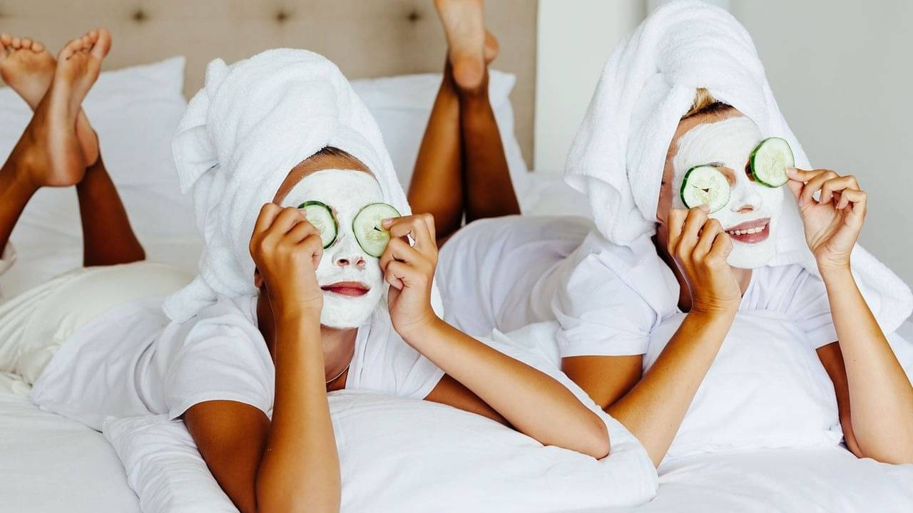 কর্নফ্লাওয়ার আর দুধেই খুলবে এবার ত্বকের রং, কীভাবে ব্যবহার করবেন?