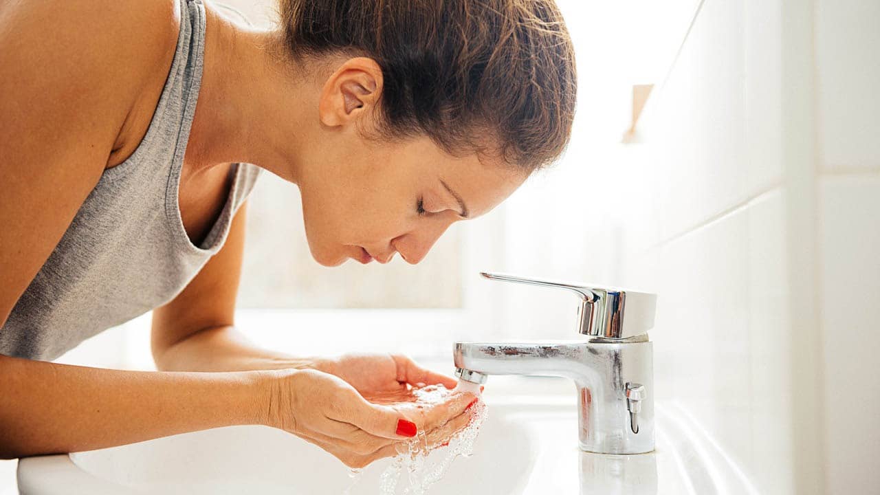 ঘুম থেকে উঠেই এই কাজ করুন, এক সপ্তাহে খুলবে ত্বকের জেল্লা