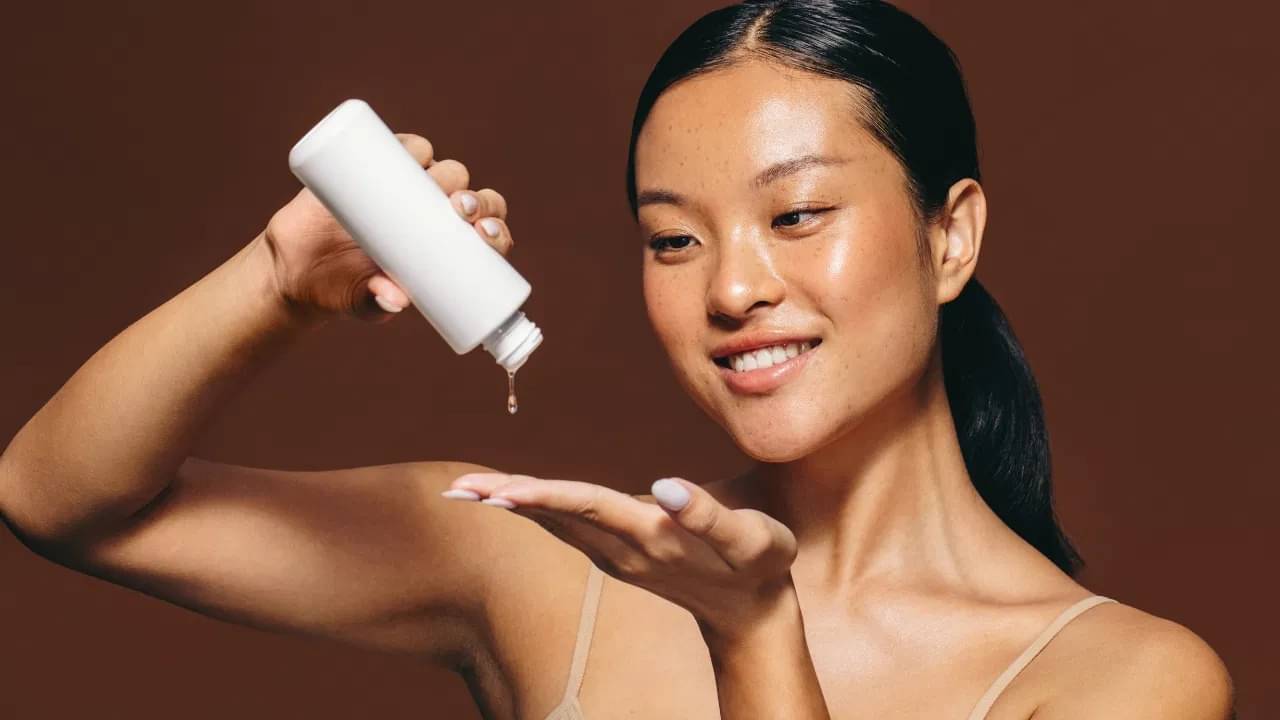 গরমে মুখে তেল কাটছে! তৈলাক্ত ত্বকের যত্নে কী করবেন?