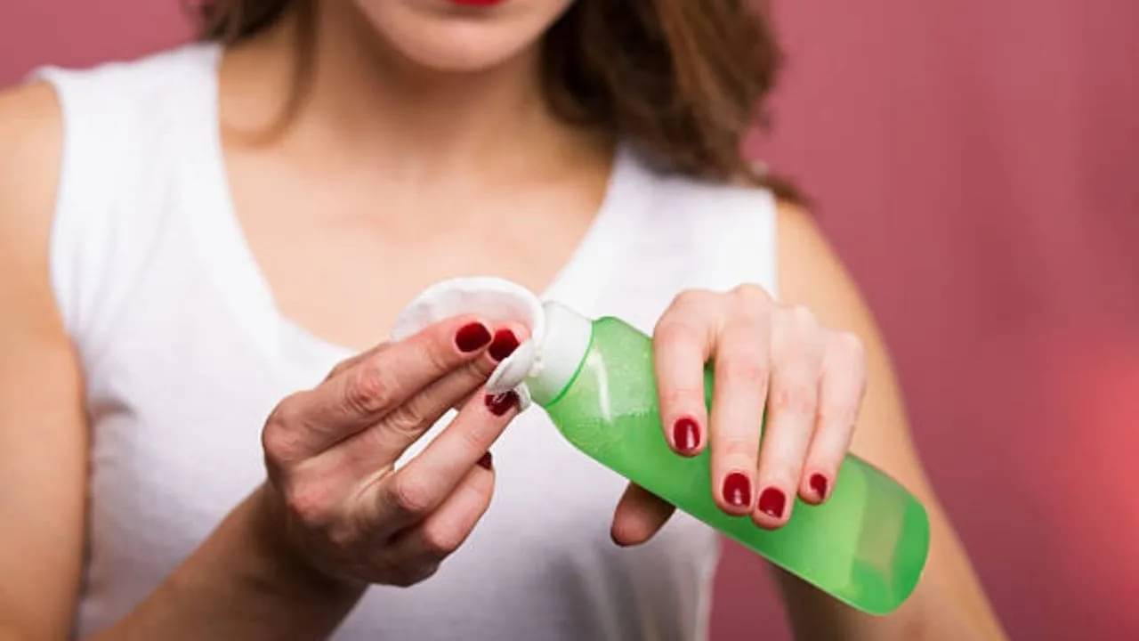 কোন ত্বকে কী টোনার ব্যবহার করবেন? সঠিক নিয়ম জেনে বাড়িতেই বানিয়ে নিন