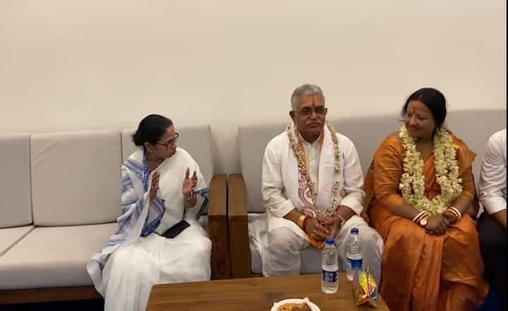Digha, Jagannathdham: পাশাপাশি মমতা-দিলীপ, কী কথা হচ্ছে? Digha, Jagannathdham: পাশাপাশি মমতা-দিলীপ, কী কথা হচ্ছে?