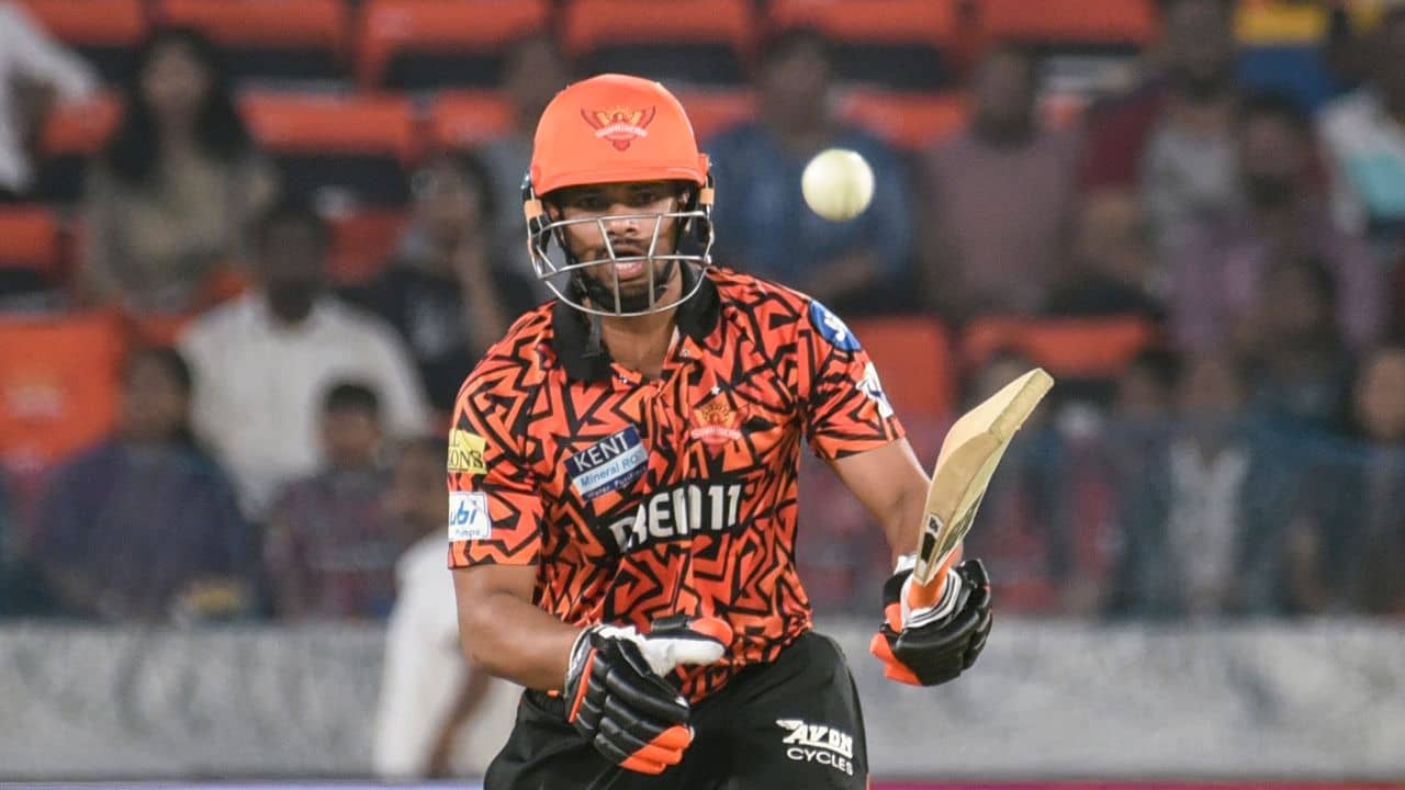 Aniket Verma: বোলাররা সাবধান, অস্ত্র হাতে তৈরি ঝাঁসির রাজা অনিকেত ভার্মা, চেনেন তাঁকে?