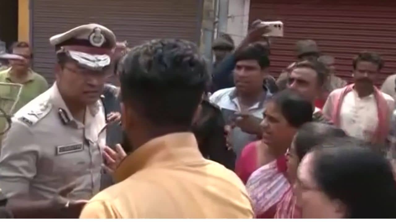 Murshidabad News: মুর্শিদাবাদে ADG দক্ষিণবঙ্গ পৌঁছতেই ঘিরলেন এলাকাবাসী, জানালেন অভিযোগ