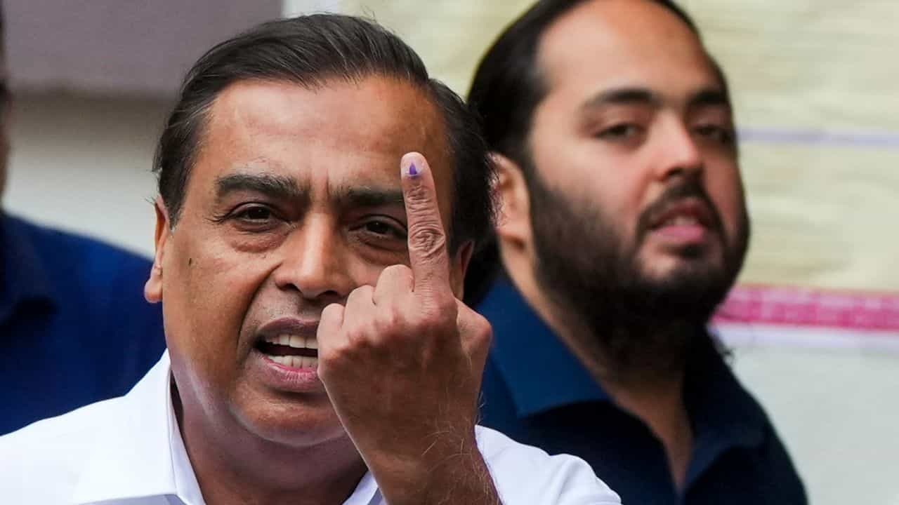 Mukesh Ambani: ইশা-আকাশকে পেরিয়ে অনন্ত পেলেন গুরুদায়িত্ব, ছোট ছেলেতেই 'বাড়তি' ভরসা মুকেশের Mukesh Ambani: ইশা-আকাশকে পেরিয়ে অনন্ত পেলেন গুরুদায়িত্ব, ছোট ছেলেতেই 'বাড়তি' ভরসা মুকেশের