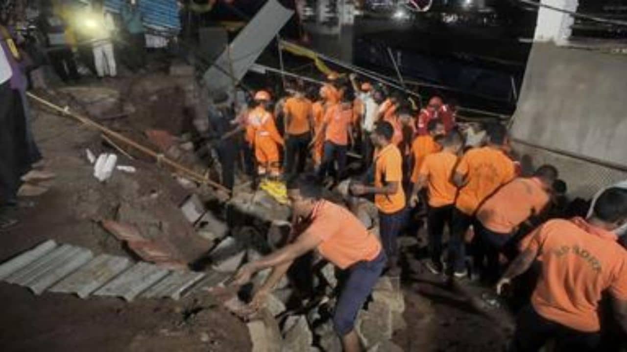 Temple wall collapsed: বন্ধুদের পাল্লায় পড়ে স্ত্রীকে বাড়িতে রেখে মন্দিরেই থেকে গিয়েছিলেন স্বামী, মাঝরাতেই এল মৃত্যুর খবর