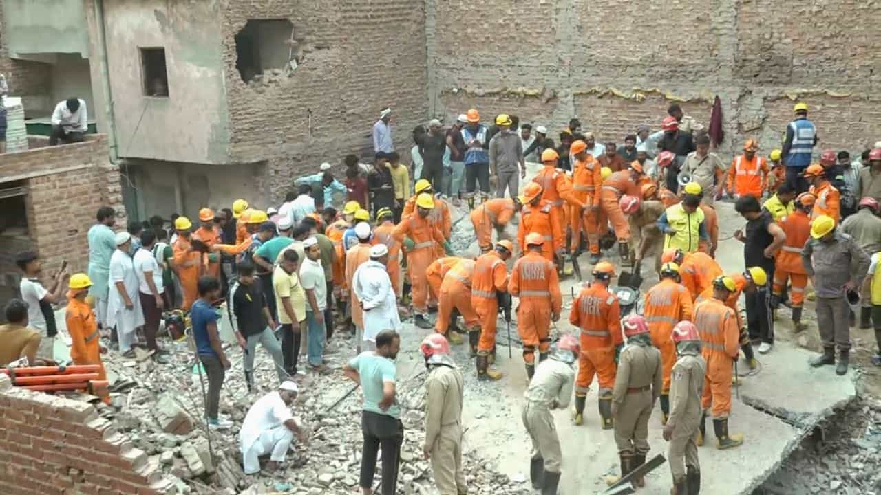 মাঝ রাতে ধুলোয় মিশে গেল চারতলা বিল্ডিং, মৃত ৪, ধ্বংসস্তূপের নীচে আটকে আরও অনেকে মাঝ রাতে ধুলোয় মিশে গেল চারতলা বিল্ডিং, মৃত ৪, ধ্বংসস্তূপের নীচে আটকে আরও অনেকে