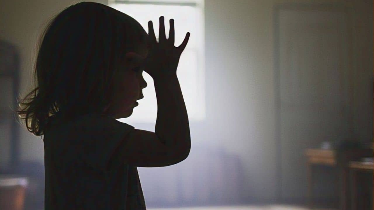 আদো আদো গলায় ডাকত দাদা, সেই ৩ বছরের শিশুকেই ধর্ষণ নাবালকের, ফেলে রেখে গেল রাস্তার ধারে!