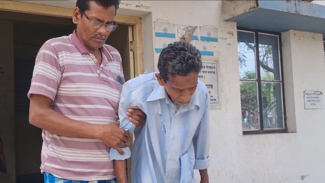 Deganga: জমি নিয়ে টানাপোড়েন! বছর ষাটের বাবাকে তুলে আছাড় মারল ছেলে Deganga: জমি নিয়ে টানাপোড়েন! বছর ষাটের বাবাকে তুলে আছাড় মারল ছেলে