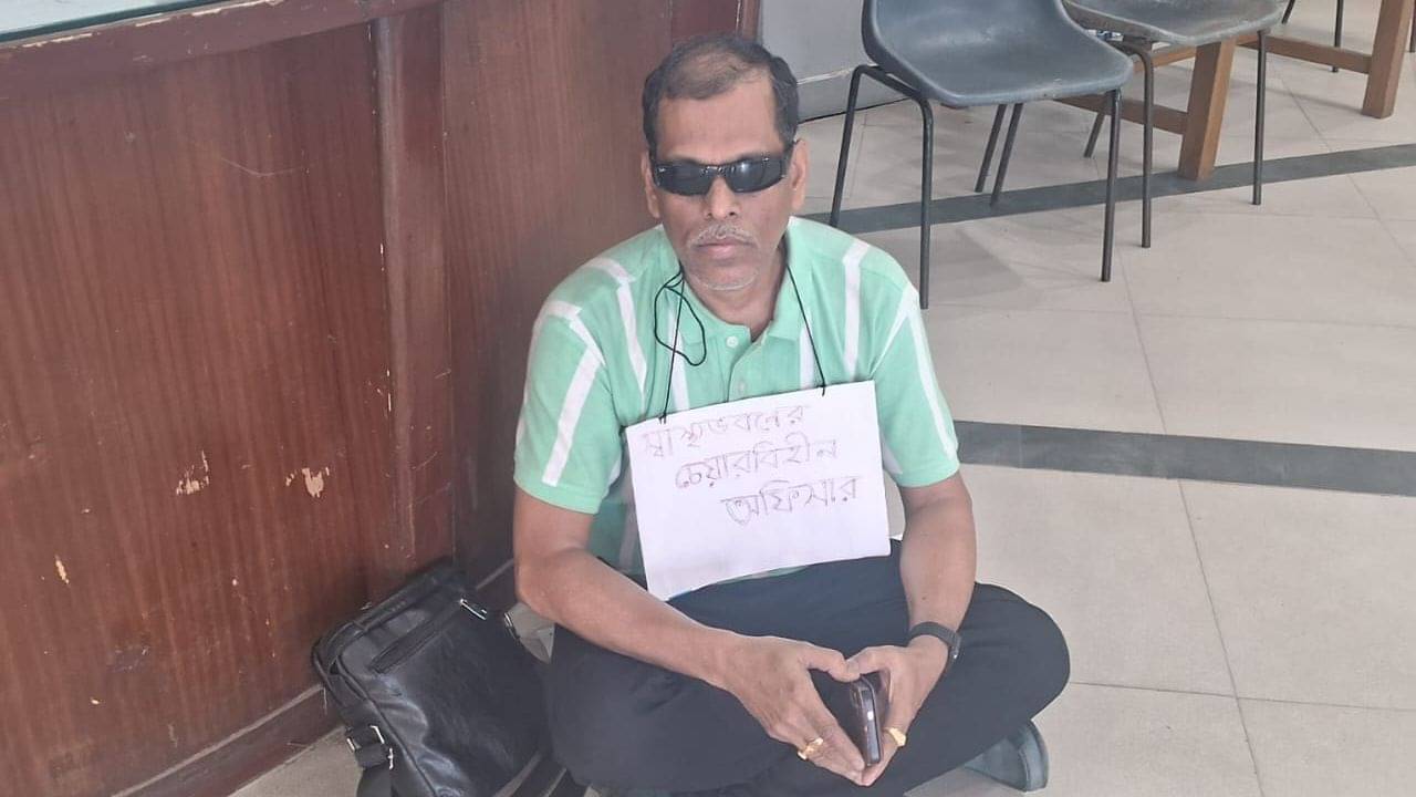 Kolkata Doctor Protest: খাচ্ছি-দাচ্ছি মাইনে পাচ্ছি,  চেয়ার না পেয়ে মাটিতে বসে আছেন পদহীন চিকিৎসক