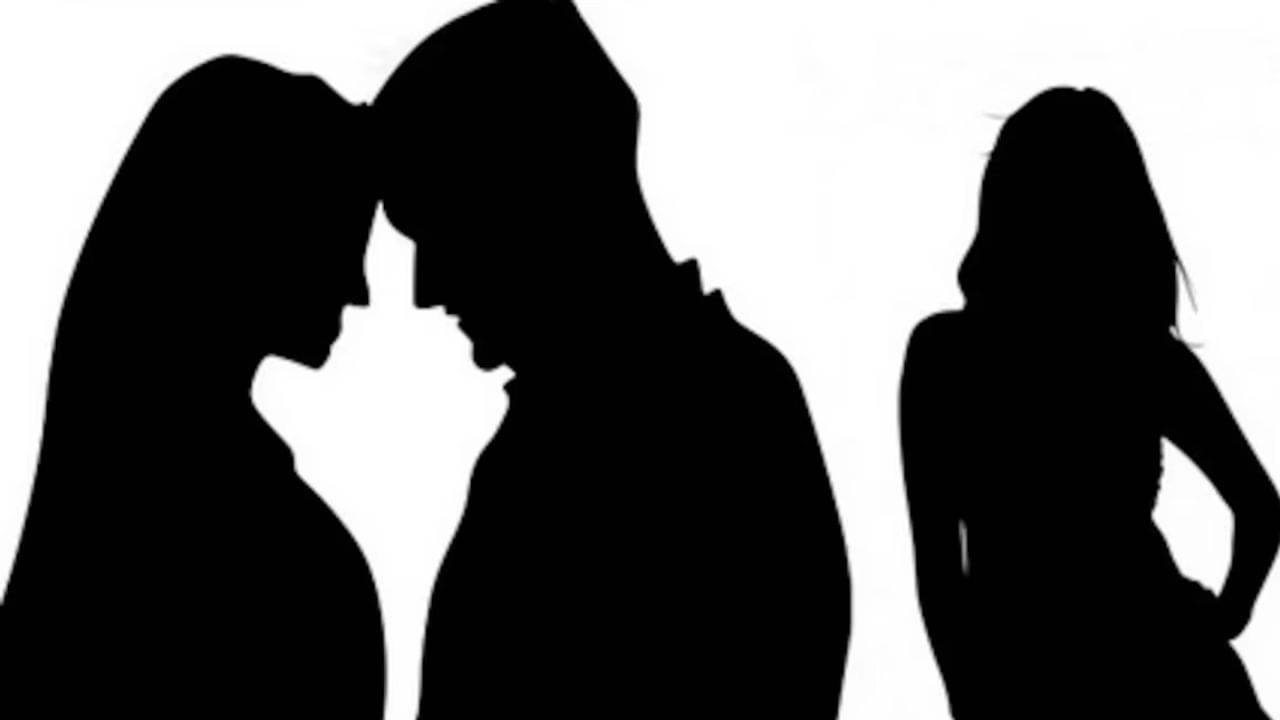 বাড়িতে স্ত্রী-পুত্র রয়েছেন, লুকিয়ে এয়ার হোস্টেজের সঙ্গে চুটিয়ে প্রেম এই নায়কের, হাতেনাতে পড়লেন ধরা, এরপর যা হল তা ভাবাই যায় না