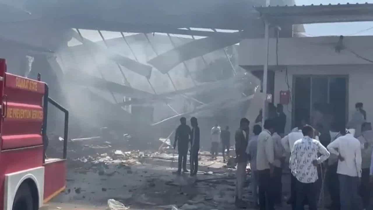 Fire: বয়লারে বিস্ফোরণের জেরে বাজি কারখানার গুদামে আগুন, মৃত কমপক্ষে ১৭ Fire: বয়লারে বিস্ফোরণের জেরে বাজি কারখানার গুদামে আগুন, মৃত কমপক্ষে ১৭