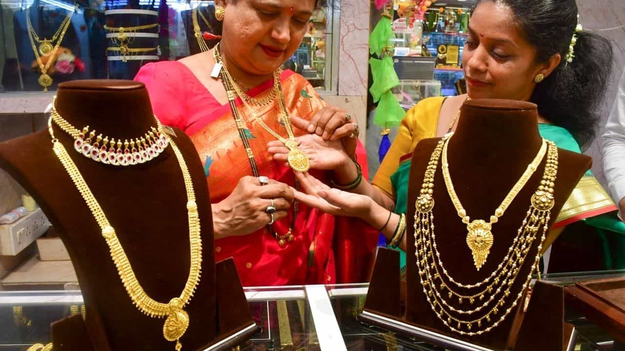 Gold Price Hike: বড় অঘটন! পয়লা বৈশাখের আগেই ১ লাখে পৌঁছে যাবে সোনার দাম? Gold Price Hike: বড় অঘটন! পয়লা বৈশাখের আগেই ১ লাখে পৌঁছে যাবে সোনার দাম?